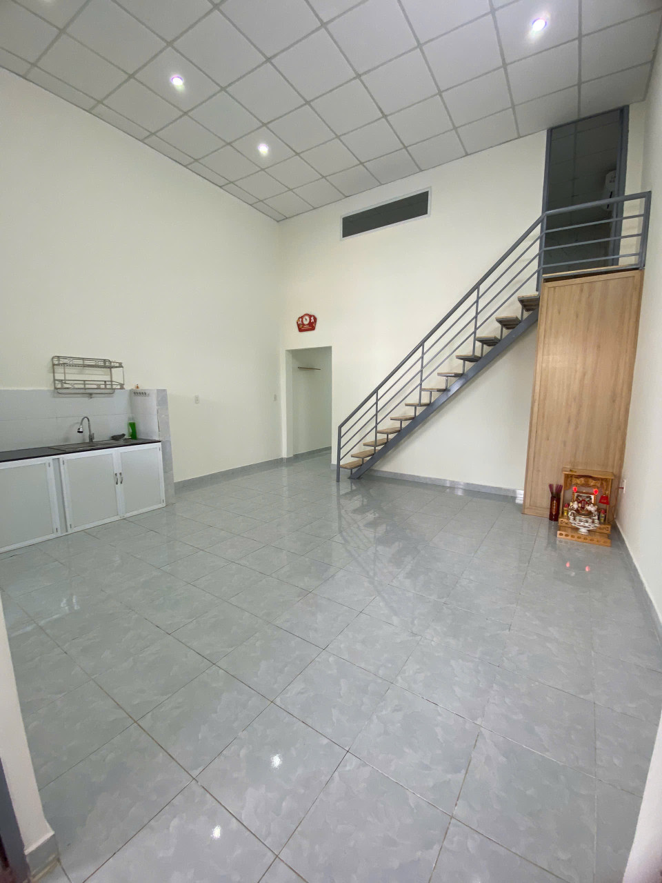 NHÀ GÁC LỮNG HẺM 230/17 NGÔ QUYỀN - SÁT VÁCH COOPMART VÀ CHỢ TÂN AN