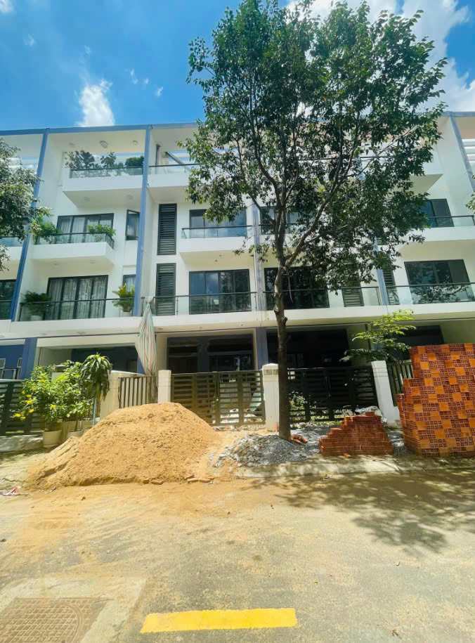 BDS HVL 5x20 đối diện công viên 1 trệt 2 lầu 1 tum chốt giá 7.6 tỷ Có đông tăng long 7,6 tỷ 5*20