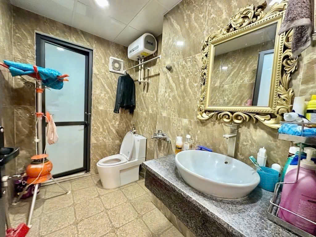 Nhà phân lô - Cầu Giấy - Ô tô - Thang máy - Kinh doanh - 40m - 5 Tầng - 12 tỉ.