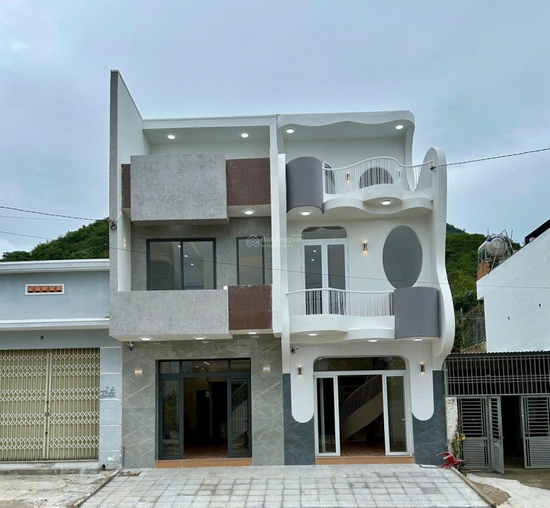 Bán nhà 3 tầng mới xây full nội thất – Cách biển Nha Trang chỉ 600m, đường 16m ô tô