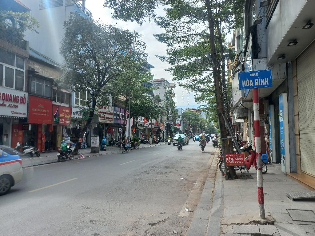 GIỮA TRUNG TÂM ĐỐNG ĐA - ẨN GIẤU 1 CĂN NHÀ KHIẾN AI CŨNG AO ƯỚC
 Ngõ nông như "chiếc chìa khóa bí mật" dẫn thẳng vào căn nhà 4 tầng kiên cố