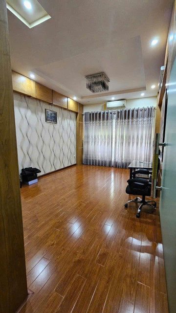 NHÀ PHÂN LÔ - KINH DOANH  - CÁCH PHỐ 30M - LÔ GÓC - PHÂN LÔ Ô TÔ TRÁNH - NGÕ THÔNG - KINH DOANH - KHU VIP - GẦN CHỢ TRƯỜNG - GIAO THÔNG THUẬN TIỆN  42m x 5 tầng. Giá 21,5 tỉ