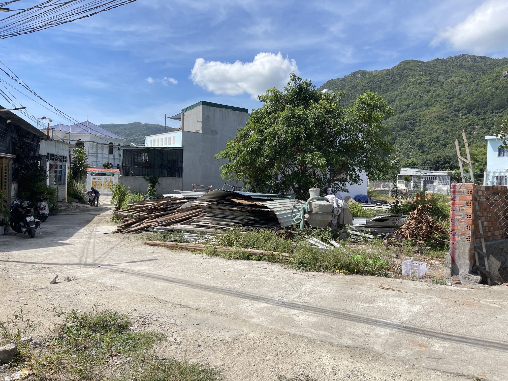 Đất đẹp Phước Đồng – GIÁ RẺ NHẤT KHU VỰC! 387m², thổ cư full, ngang 15m, sổ riêng chuẩn. Ô tô vào tận đất, sát chợ, trường học, UBND. Khu dân cư đông, cao ráo, không ngập. Giá chỉ 11 triệu/m² – chốt sổ ngay hôm nay !