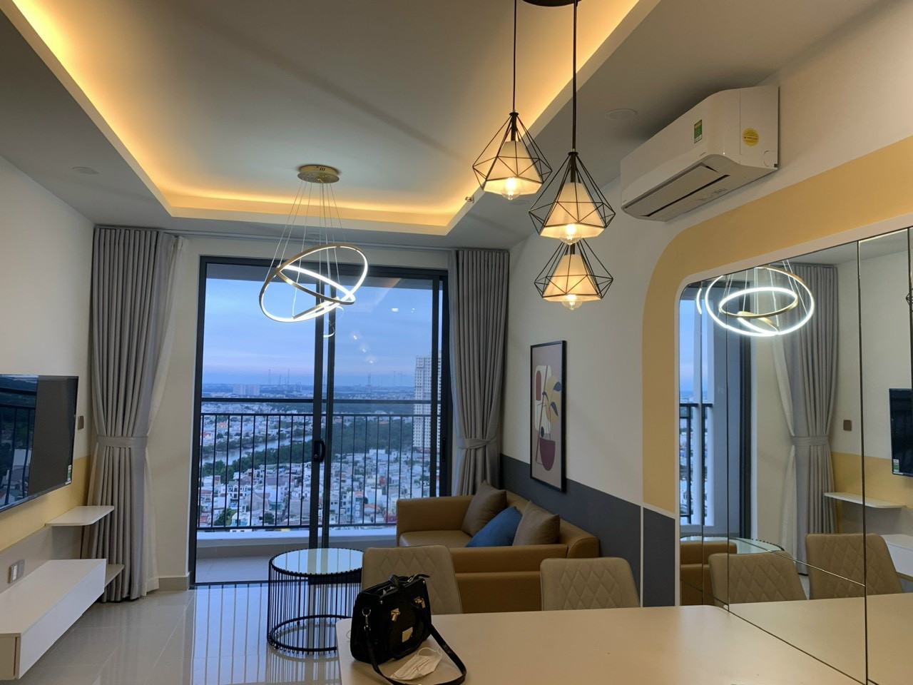 1PN - Nội thất mới 100% - View cao tốc - Bán 2.1 tỷ - Căn hộ Boulevard Q7
