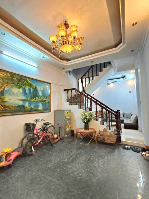 Bán nhà gần phố Chùa Láng, Đống Đa, 4 tầng dân xây, ngõ rộng, gần ô tô