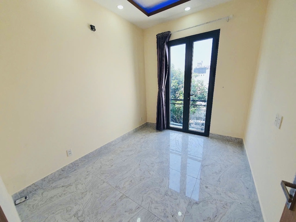 NHÀ MẶT TIỀN THỤC VÀO XÍU HOÀNG DIỆU- KHU PHỐ ẨM THỰC VĨNH KHÁNH- GIAO THƯƠNG GIỮA HOÀNG DIỆU VÀ TÔN ĐẢN.