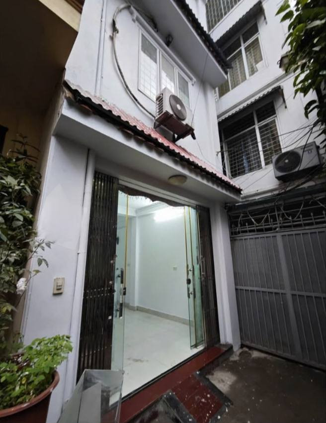 Cho thuê nhà ngõ 594 Lĩnh Nam, 43m2 x 3.5 tầng, 3 ngủ, 4 WC, giá 10 Triệu ở gđ, nhóm ngoan