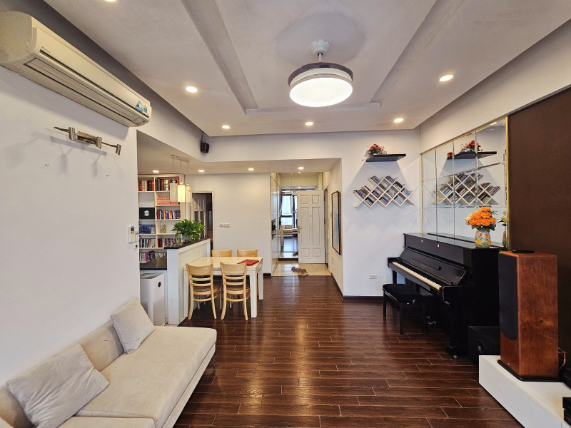 Bán gấp chung cư Hoàng Văn Thái, Thanh Xuân, 81m2, nhà đẹp siêu thoáng, ban công view hồ
