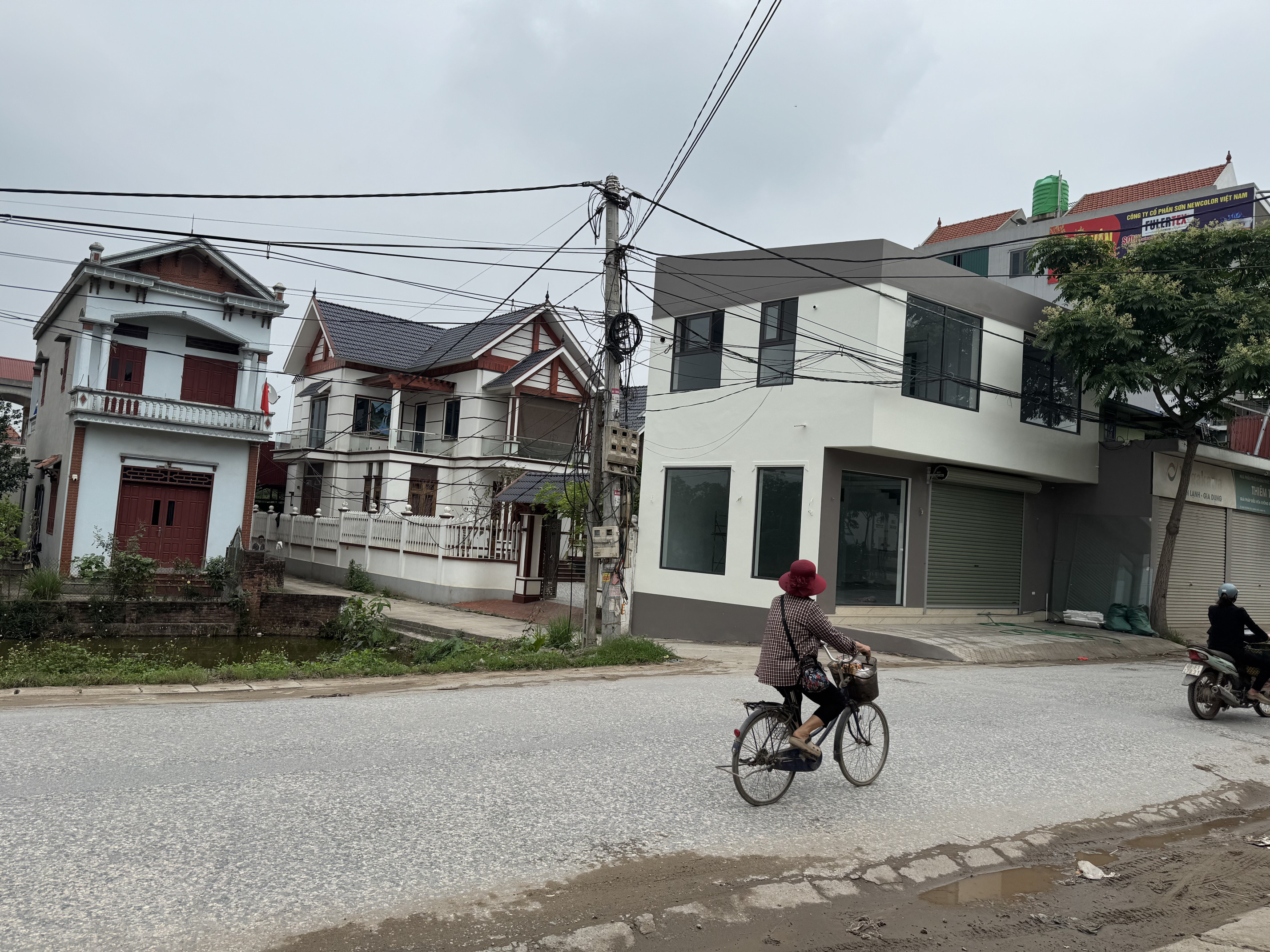 Cho thuê nhà mới kính cong