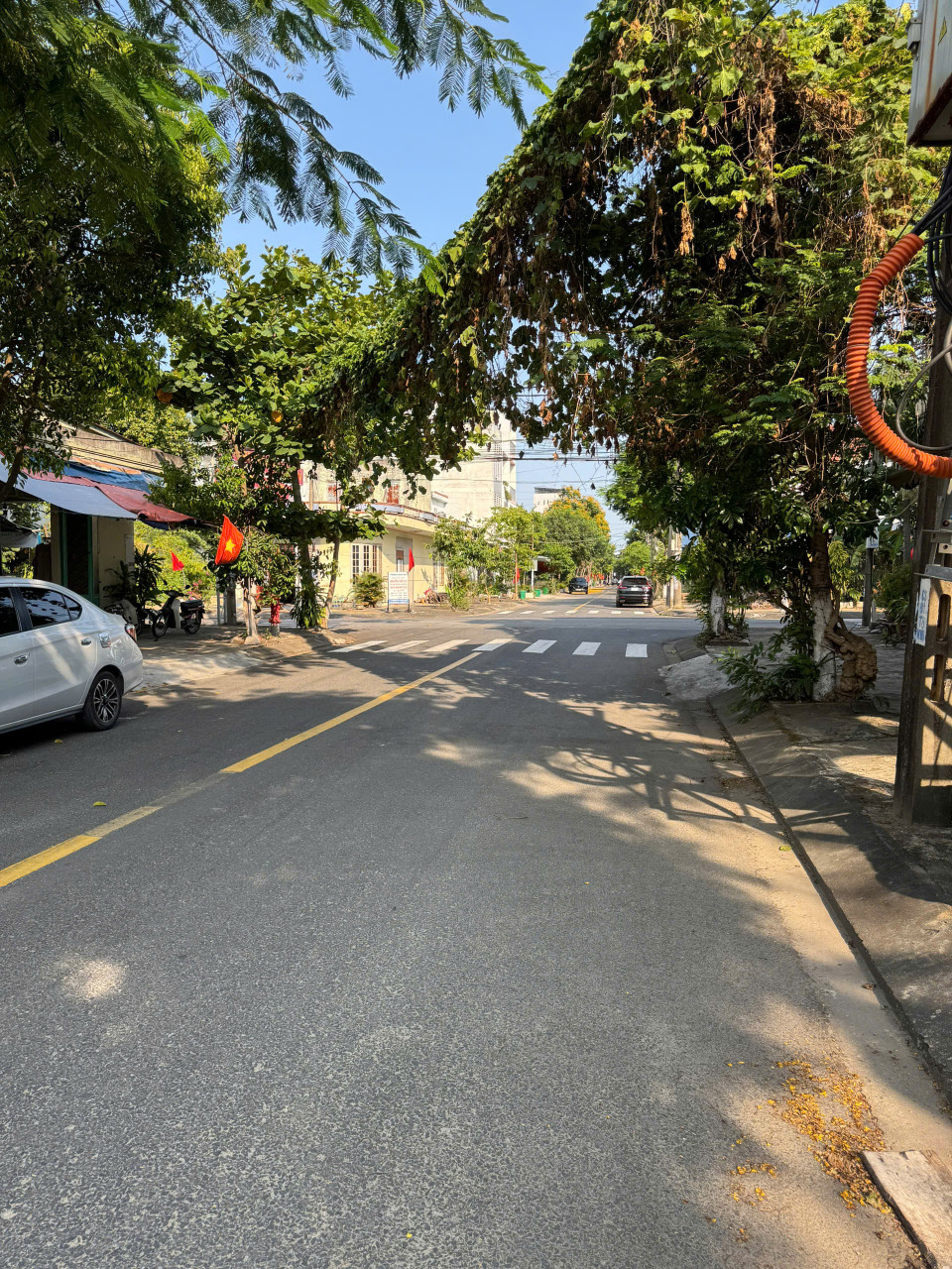 + Nhà 2 tầng đường Sơn thuỷ, khu bãi tắm Sơn Thuỷ gần các  khu phức hợp nghỉ dưỡng như Fuma, Jodina, gần trung tâm hành chính Quận.