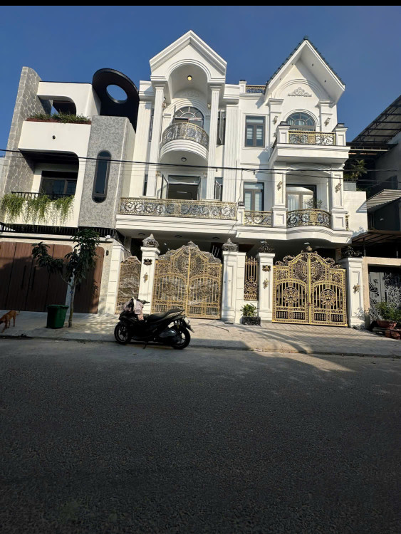 + Nhà 3 tầng mới xây nội thất châu âu đẹp siêu đẹp, cách biển Nguyễn Tất Thành 50m, khu bãi tắm trung tâm gần khu nghỉ dưỡng Masuki của nhật.