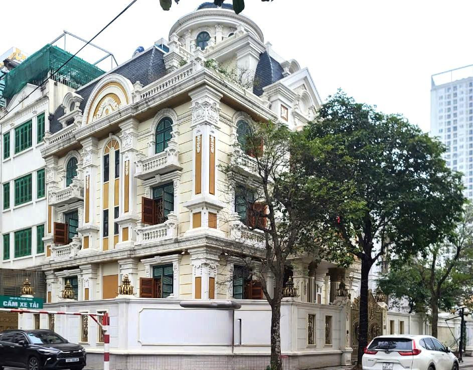 SIÊU BIỆT THỰ LÔ GÓC 3 MẶT THOÁNG – CẦU GIẤY – 236M² – MẶT TIỀN 20M – 4 TẦNG ĐẲNG CẤP – SÂN VƯỜN RỘNG – VỊ TRÍ ĐẮC ĐỊA