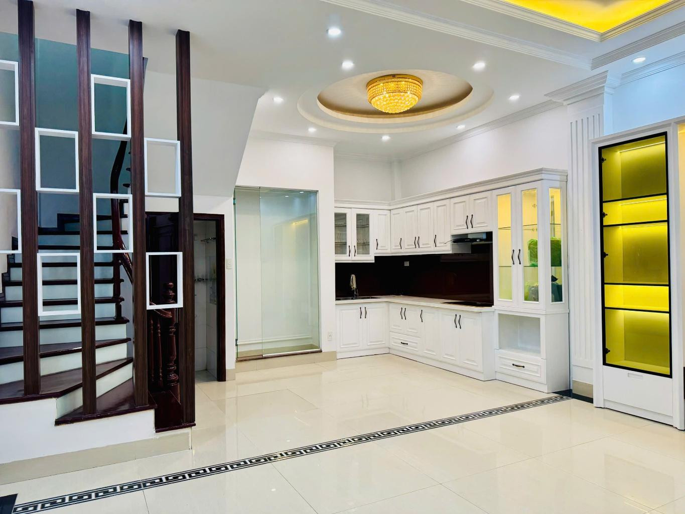 Bán nhà đẹp Việt Hưng - Lô góc - Ga ra thang máy - 6 tầng 8.9 tỷ (Thương lượng)