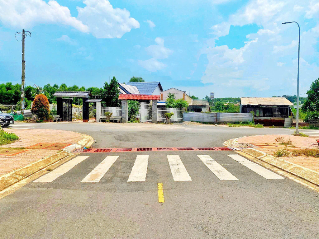 NGỘP BANK CẮT LỖ BÁN GẤP : Lô 126m² tại KDC Long Đức GIÁ SIÊU NGỘP 2.1 tỷ, cách SB 15 phút. Sổ sẵn