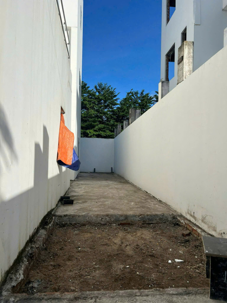 BDS  HVL Cho thuê nhà nguyên căn Kdc Nam Long, quận 9, Thủ Đức  Diện tích đất: 10x20  Diện tích xây dựng: 300m2, 1 trệt, 2 lầu  • Hoàn thiện thô phù hợp làm kho xưởng, mặt bằng kinh doanh, ...  • Đường rộng, xe tải vào tận cổng  • Có điện 3 pha  Giá chỉ 1
