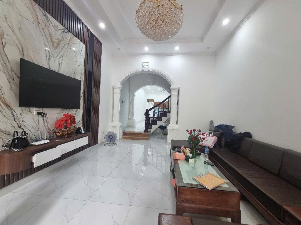 BÁN NHÀ  NGỌC LÂM – LONG BIÊN – VỊ TRÍ VÀNG KINH DOANH - DT: 77M² x 3 TẦNG – MẶT TIỀN RỘNG – GIÁ CHỈ 15.2 TỶ. CÓ TL.