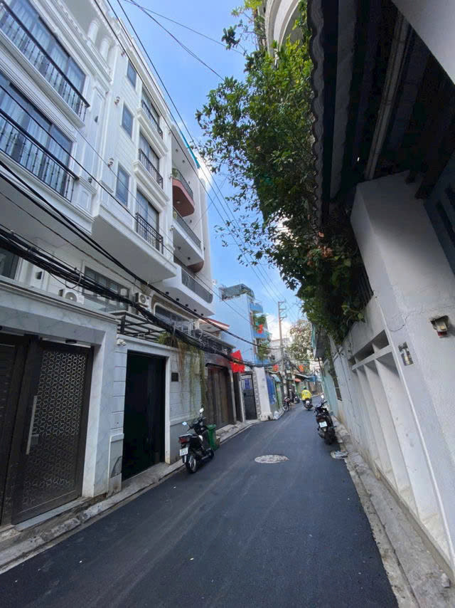 GIÁ MỀM QUẬN BÌNH THẠNH : 22.8 TỶ- CHDV full NT Trần Bình Trọng P5 Bình Thạnh-Diện tích: 4.5 x 20 công nhận trên sổ 87m2 - Kết cấu Hầm + 6 tầng + st có 14p full nội thất - TEL: 077 888 5818 CHUYÊN BĐS SÀI GÒN