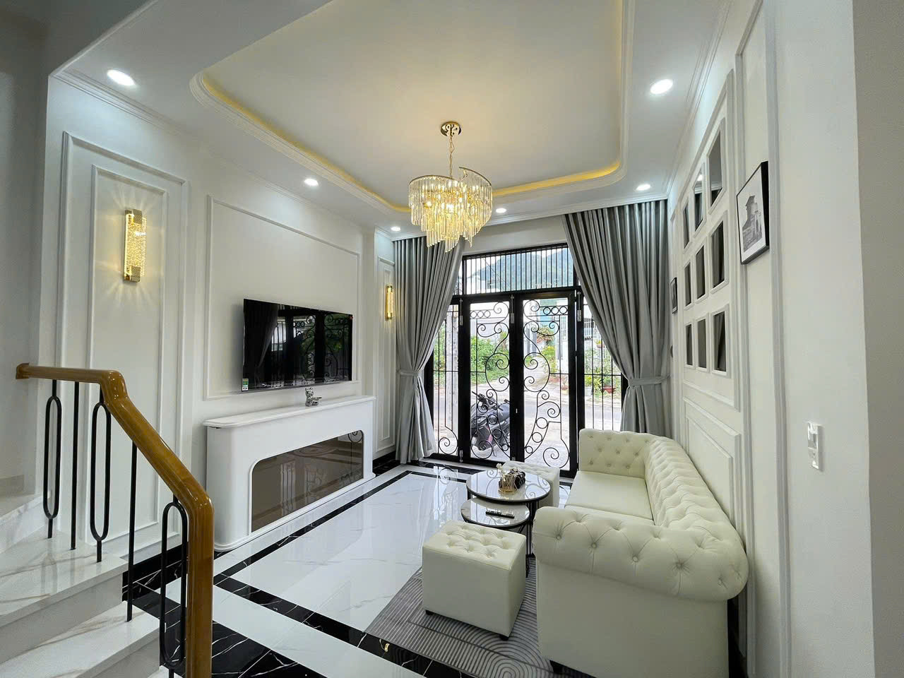 Nhà 3 tầng phong cách Tân Cổ Điển Khu TĐC Đất Lành.
 Dt 58m2 ngang 4m. Dt sàn: 151,1m2 4tỷ250tr
lh Ngọc Bích Land