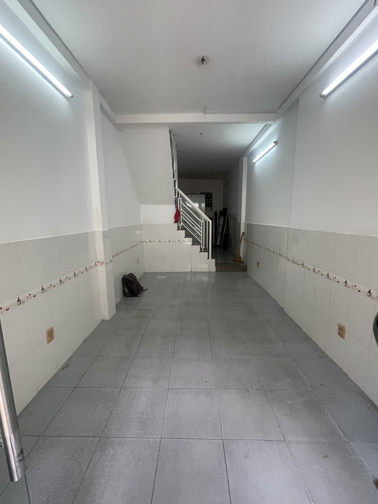 Bán nhà Ni Sư Huỳnh Liên, gần Lạc Long Quân, Tân Bình, 32m2 - 3 tầng, chỉ hơn 3 tỷ