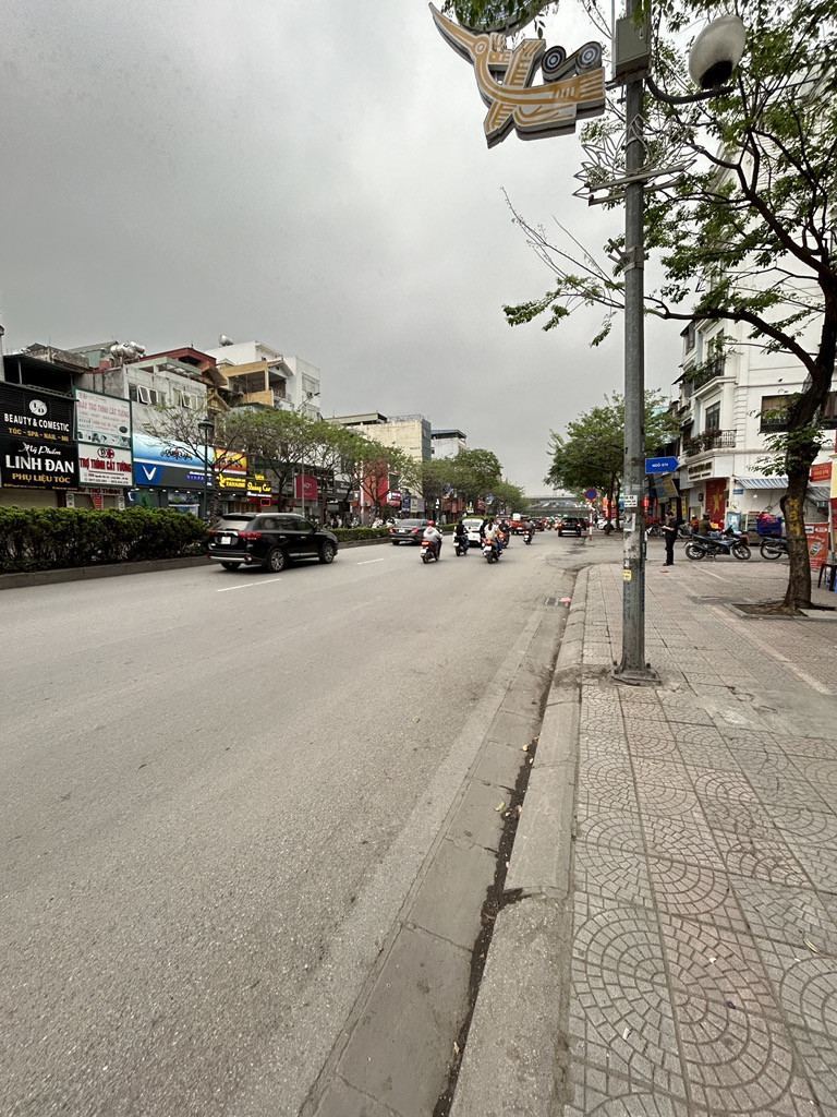 VIP VIP VIP - MẶT PHỐ NGUYỄN VĂN CỪ -  BÁN ĐẤT TẶNG 2 TÒA NHÀ 11 TẦNG + 7 TẦNG - MT ĐỈNH 18.3M - 2 THOÁNG TRƯỚC SAU