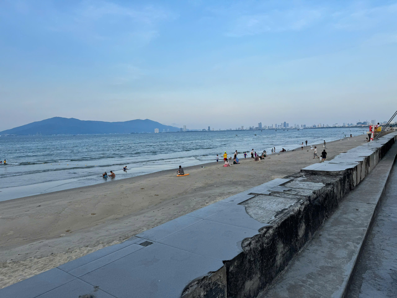 + Đất mặt tiền biển Nguyễn Tất Thành, khu bãi tắm trung tâm gần dự án khu phức hợp của vũ nhôm, diện tích lớn, ngang 15m.