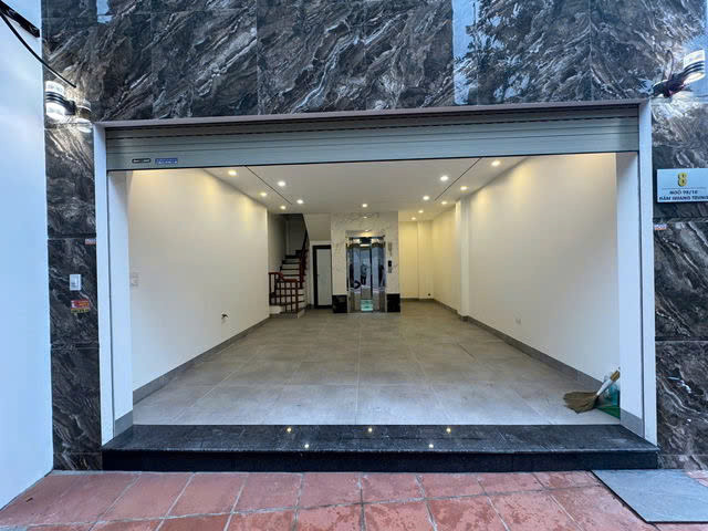 NHÀ MỚI Ô TÔ VÀO NHÀ Đàm Quang Trung 42m2,X  6 tầng,mặt tiền 4.8m, 10.2 tỷ Long Biên.