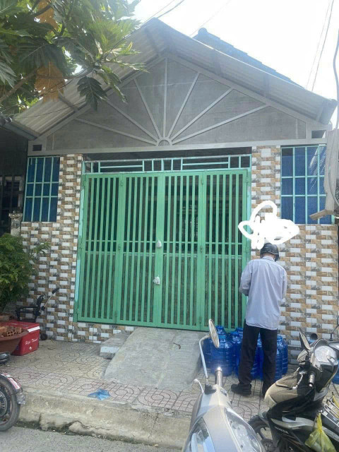 NHÀ CẤP 4 CŨ CẦN BÁN GẤP , GIÁ 880TR , SHR SAU LƯNG CHỢ BÌNH CHÁNH .