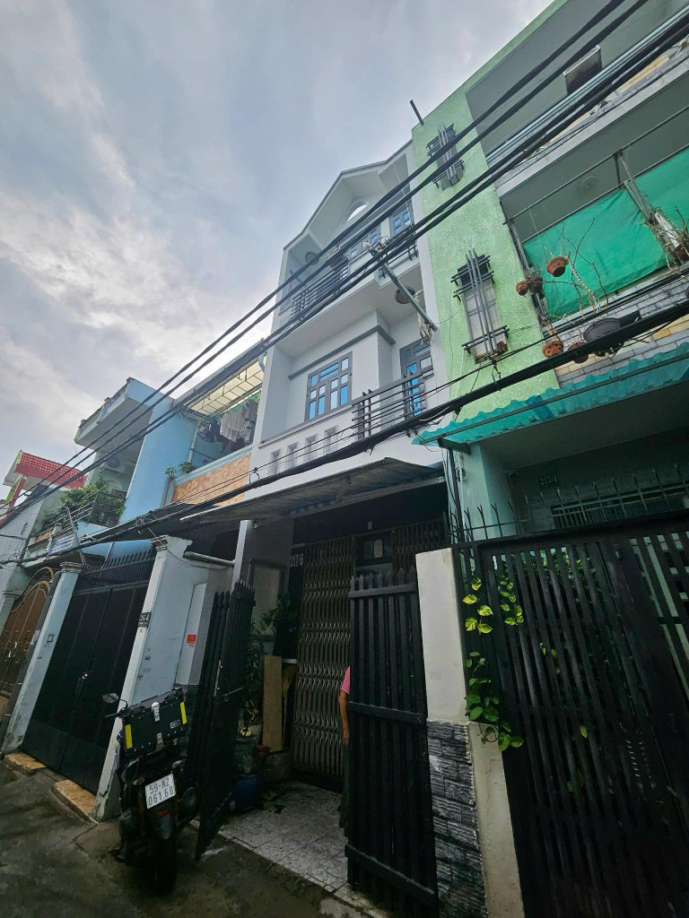 Nhà đẹp Quận 8, 3 tầng, 5 phòng ngủ, hẻm rộng – giá chỉ hơn 5 tỷ