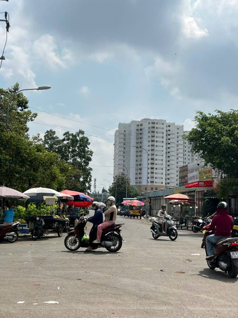 Bán đất 2 mặt tiền chợ đầu mối, 271m2, giá 13.5 tỷ