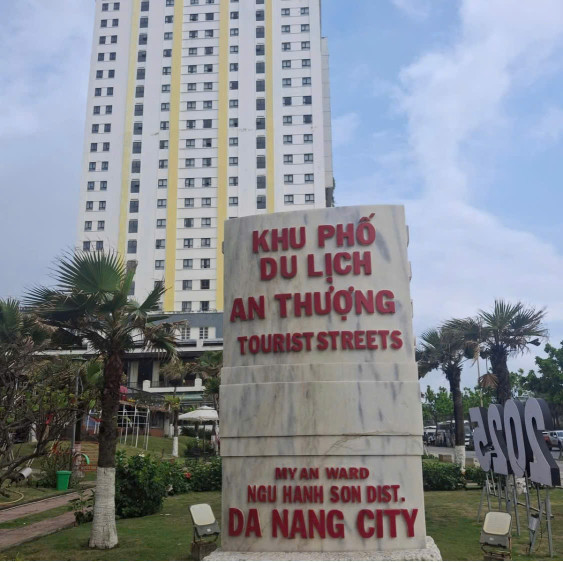 - Biển Mỹ Khê, Bán đất tặng nhà 5 tầng, đường Lâm Hoành, hiện đang có 18 phòng cho thuê thu nhập 60tr/tháng và diện tích đất 1.085m2.