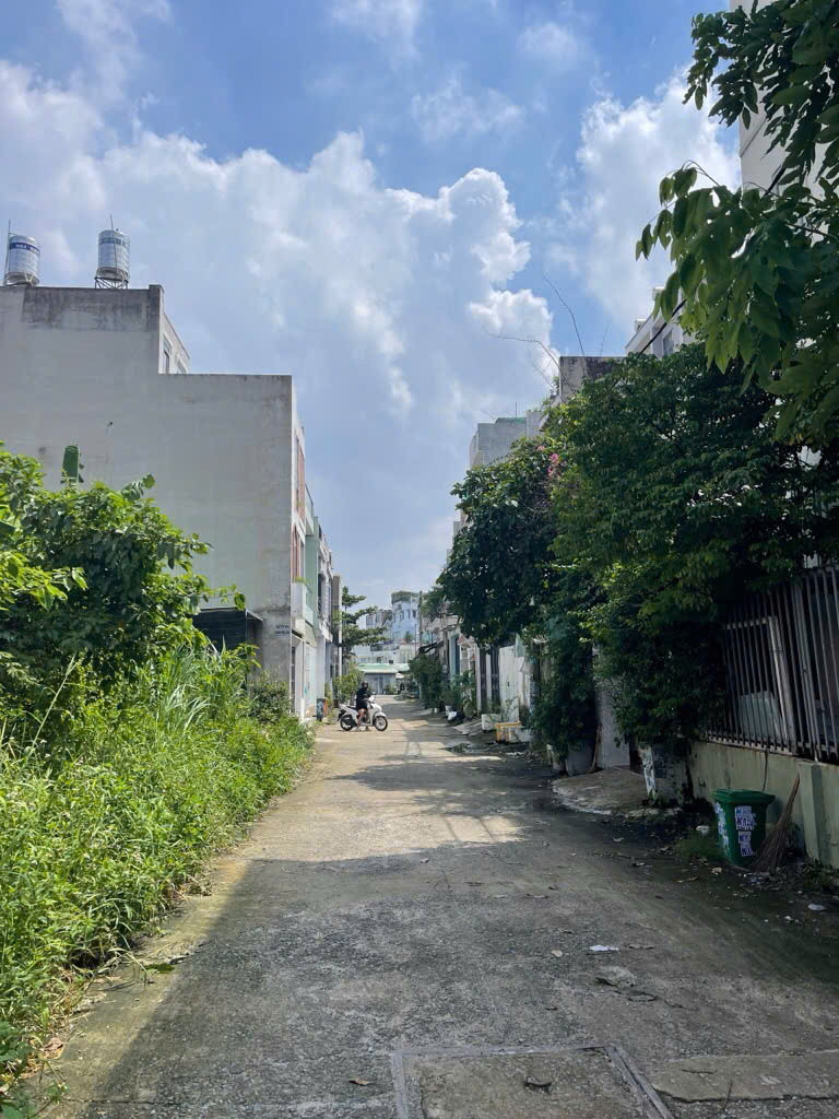 🌈Đất Thạnh  Xuân 40 Diện tích ngang 5m dài 20m vuông vức đường 7m giá chỉ 3,2 tỷ💵💵
✅Diện tích ngang đẹp 5m dài 20
🏡Hiện trạng nhà cấp 4 trệt lửng
📕Sổ vuông vức, pháp lý chuẩn
📍📍Vị trí gần Sông Vàm Thuật, gần Khu dân cư Thành Đô, Hà Huy Giáp, trường Tô Ngọ