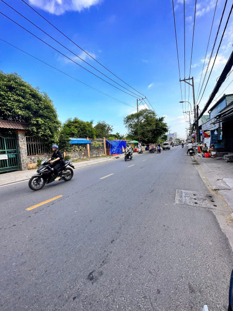 🌈Bán nhà Thạnh Lộc 19 Sát Ngã Tư Ga Cách Mt 40m DTSD 200m2 đường trước nhà 7m giá hơn 5 tỷ 💵
✅Diện tích 4x13,5 hoàn công 4 tầng 6pn 4wc 
✅Sổ vuông vức sẵn két CC trong ngày
✅Vị trí đẹp kinh doanh, mở VP Cty vài bước chân ra chợ Cầu Đồng, gần Ngã Tư Ga
📞/z