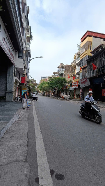 BÁN ĐẤT TẶNG DẪY NHÀ MẶT TIỀN PHỐ VỌNG, 1112 M2, MẶT TIỀN 30 M, GIÁ 358 TỶ.