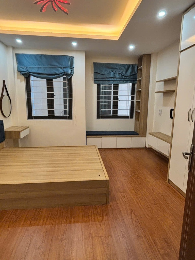 Chỉ 5 tỷ 3 Nhà Ngọc Thuỵ trong đê 30m x 4T oto đỗ cổng, chắc chắn ở luôn. LH 0936123469