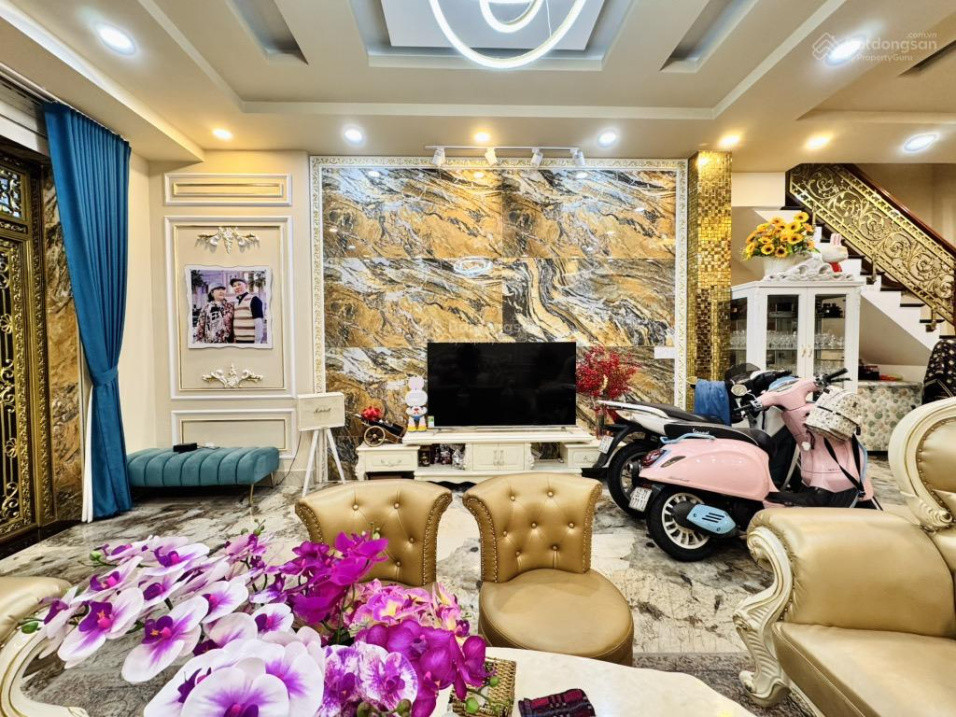 Bán căn góc Nguyễn Tri Phương, Q. 10, hệ thống điện mặt trời, 94m2, 4 tầng, giá 17 tỷ. lh: 0939345129