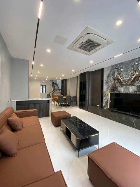 BÁN GẤP NHÀ PHÂN LÔ QUÂN ĐỘI - NGỌC THỤY, LONG BIÊN
Diện tích 52m², mặt tiền 6m, xây 6 tầng, thang máy, ngõ ô tô tránh – Ô tô vào tận nhà.💰 Giá: 13.5 tỷ [CÓ THUÔNG LƯỢNG MẠNH]
