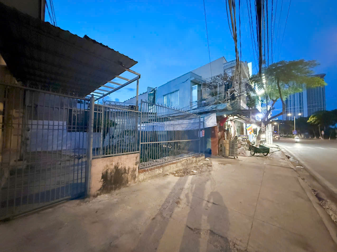 Bán nhà 2 Mặt Tiền đường Phạm Văn Đồng diện tích : 166,8m2 ngang 18,8m Giá bán nhanh 120tr/m2 ( 20 tỷ)
liên hệ e Trinh để biết thêm thông tin