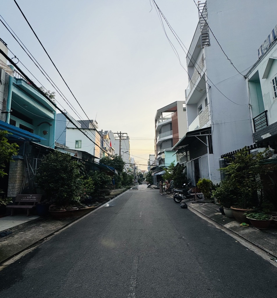 MẶT TIỀN KHU TÊN LỬA – KHÔNG GIAN SỐNG XANH GIỮA LÒNG PHỐ – NỘI THẤT GỖ ĐỎ CỔ ĐIỂN – GẤP BÁN GIÁ TỐT