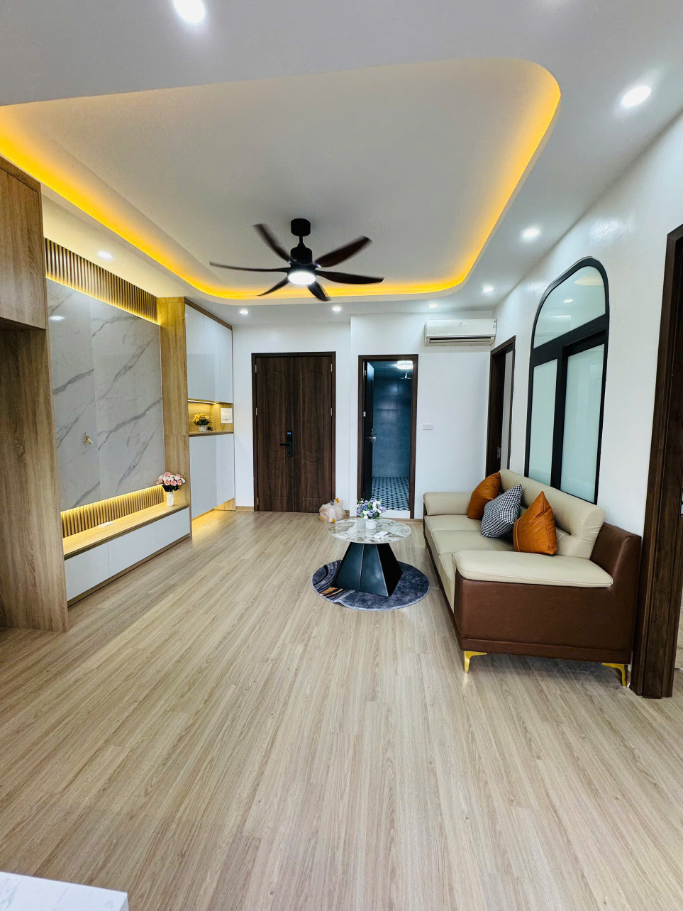 Bán căn hộ sổ đỏ hàng hiếm tòa CT1, chung cư Vĩnh Hoàng, Đền Lừ, 64m2, 3 ngủ, giá 4 tỷ mấy chục