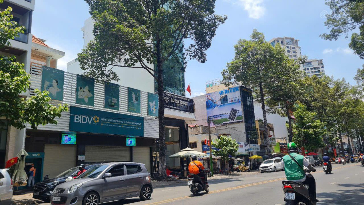 Bán nhà căn góc Nguyễn Tri Phương, Q. 10, hệ thống điện mặt trời, 94m2, 4 tầng, giá 17 tỷ.