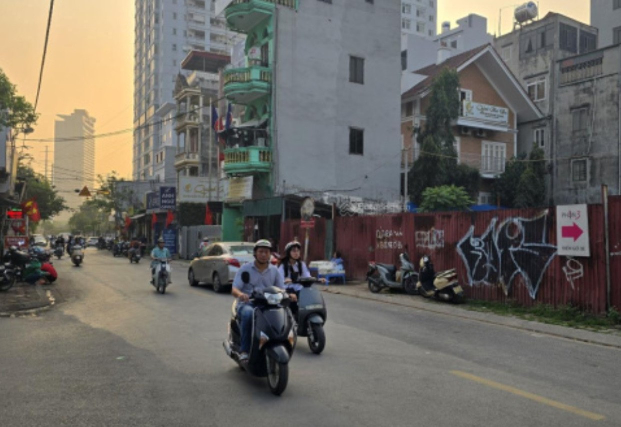Nhà cấp 4, sổ đỏ toàn phần, DT 60m2, hướng Đông Nam, hai mặt thoáng, đường rộng 2.8m ô tô vào nhà