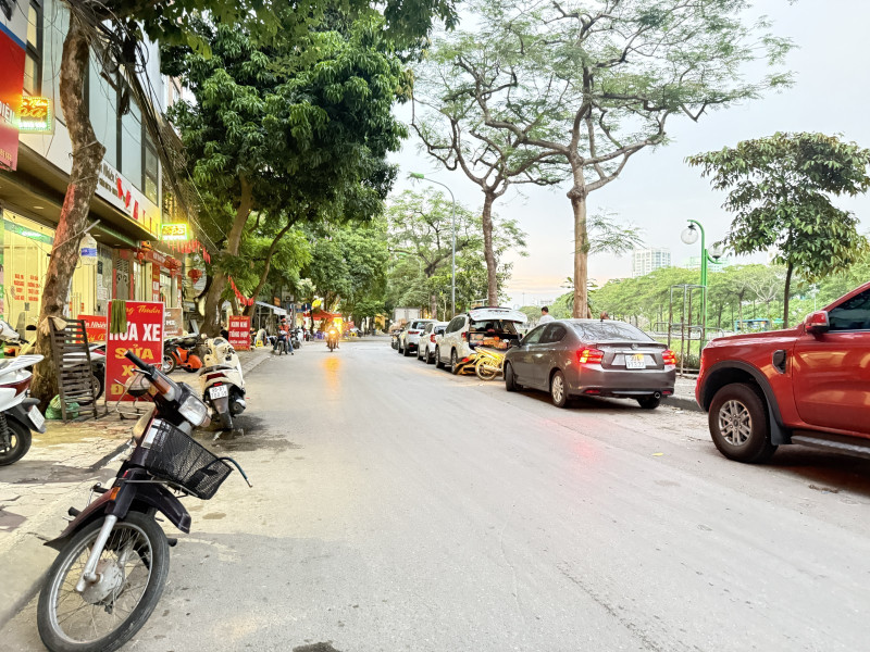 Bán nhà Mặt phố Nguyễn Đình Hoàn (Cầu Giấy) 67m, Cấp 4, mt 5.6m, giá 29.9 tỷ