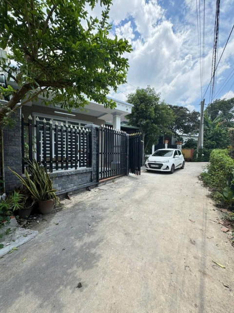 Bán Nhà Định Hòa TDM: 10 X 14 Có 3 p ngủ , sân oto, đường oto