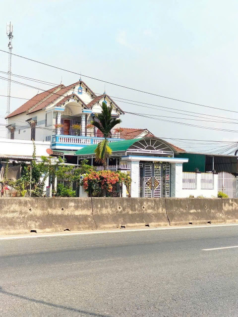 Chủ định cư nước ngoài cần bán nhanh căn nhà Tâm Huyết nhà 2 tầng kiêng cố mới đẹp 
Mặt tiền Ql1A Ngọc Sơn .Ninh An . Tx Ninh Hoà. Tỉnh Khánh Hoà - Dt 380m2 ngang 10m - Giá 4,1 tỷ