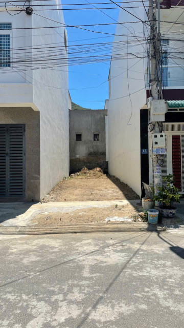 Bán lô đất đường Lê Văn Miến, Vĩnh Hoà Nha Trang, 
Diện tích: 60m2,  ngang 4, đường 13 m,
Giá : ( 3ty800) mọi thông tin chi tiết vui lòng gọi em Trang Phan