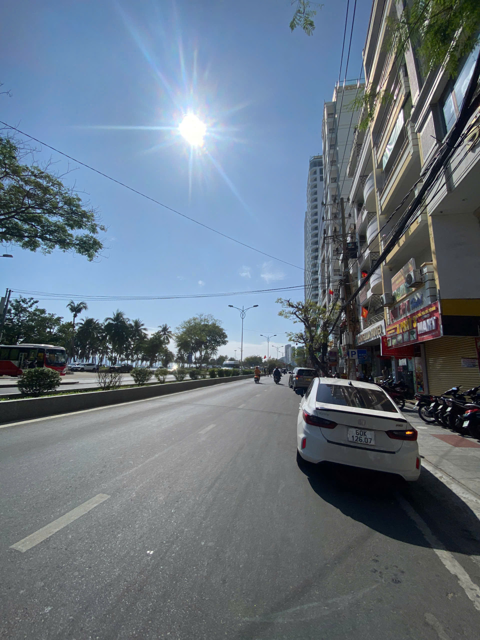 Bán Khách Sạn 4* Mặt Tiền đường Trần Phú - Lộc Thọ-Nha Trang - ks Mới Toanh Đang hoạt động tốt. 
DT: 150m2 ngang 10m
Giá bán: 250Tỷ (tl)
Vui lòng liên hệ:  e Bích