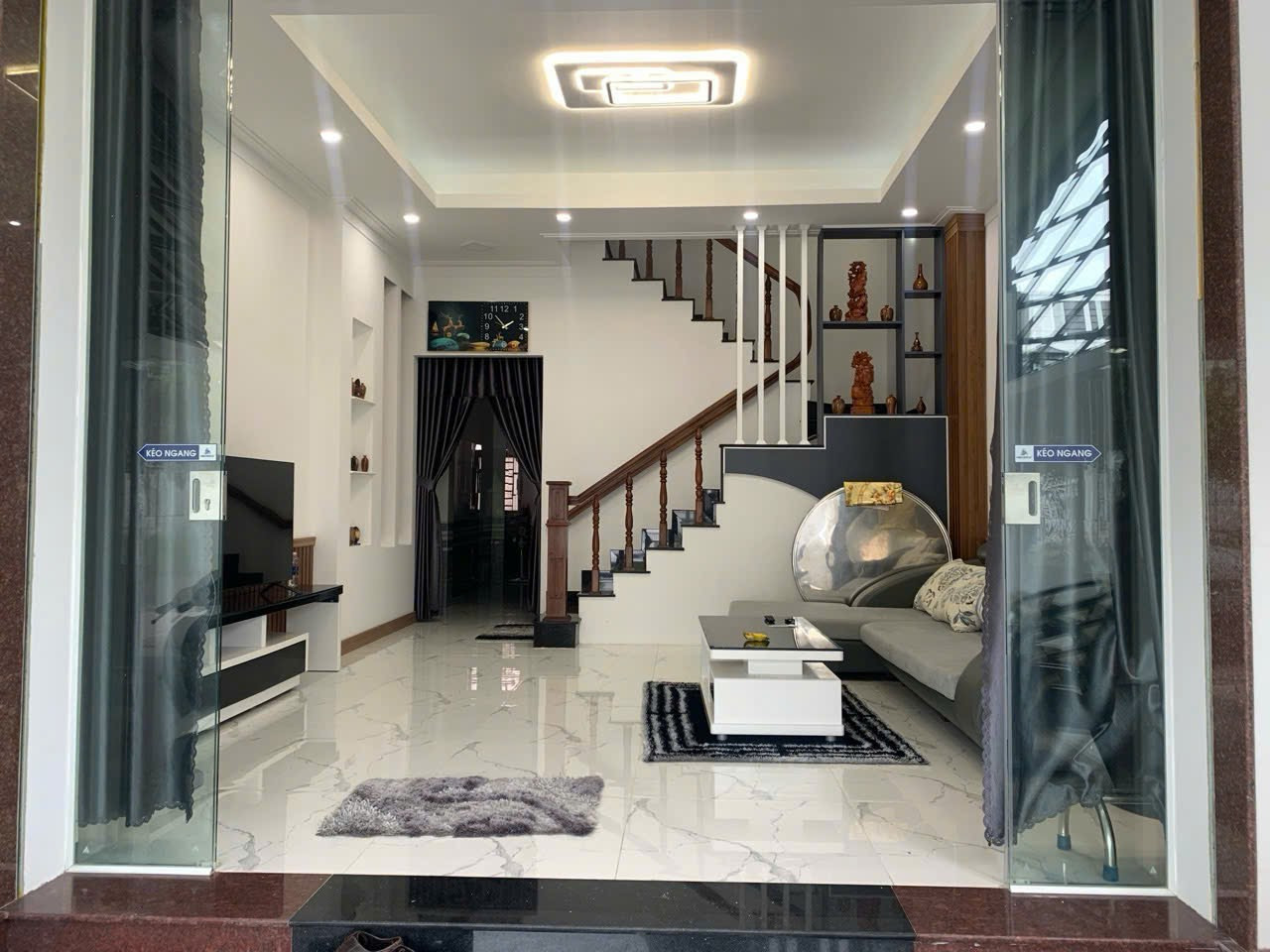 🌿🏠Nhà 1 trệt 2 lầu, mặt tiền đường 28m, nhà đẹp kiên cố, xây dựng chắc tay, full nội thất 🏠🌿  🎋KDC Hoàng Hảo, Thanh Đức, Long Hồ, Vĩnh Long 🌈Diện tích đất 95,9m2 (5mx19,3m) 🌸Diện tích sàn 208,5m2 🛎️Sổ nhà hoàn công 🌷Hướng: Chính bắc  ⚙️Kết cấu: 1 phòng kh