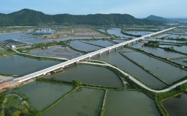 Cầu Lạch Trường, cầu vượt cạn và vượt sông dài nhất tuyến đường ven biển Thanh Hóa
