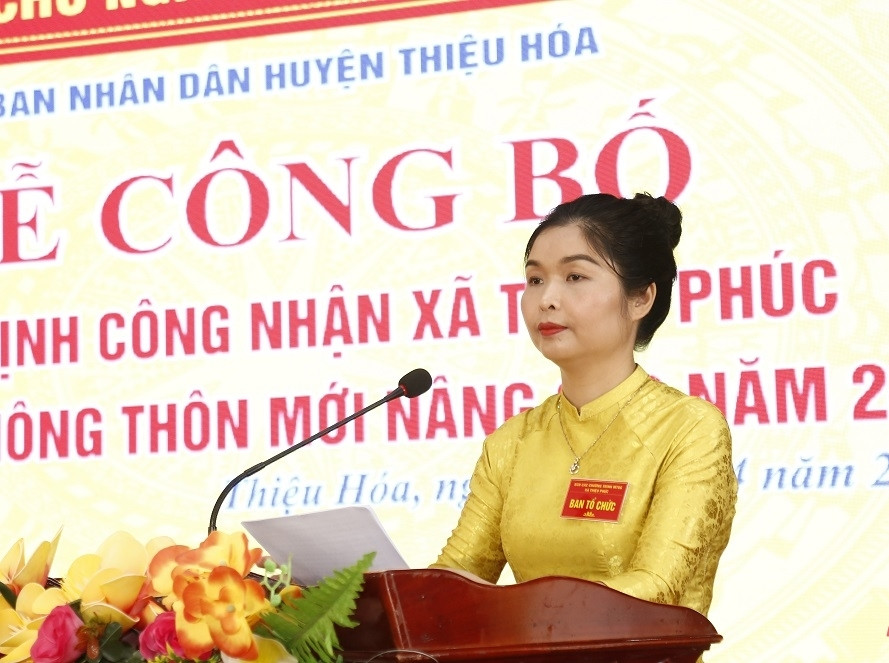 Bà Hoàng Thị Phúc, Bí thư Đảng ủy xã Thiệu Phúc phát biểu tại buổi lễ.