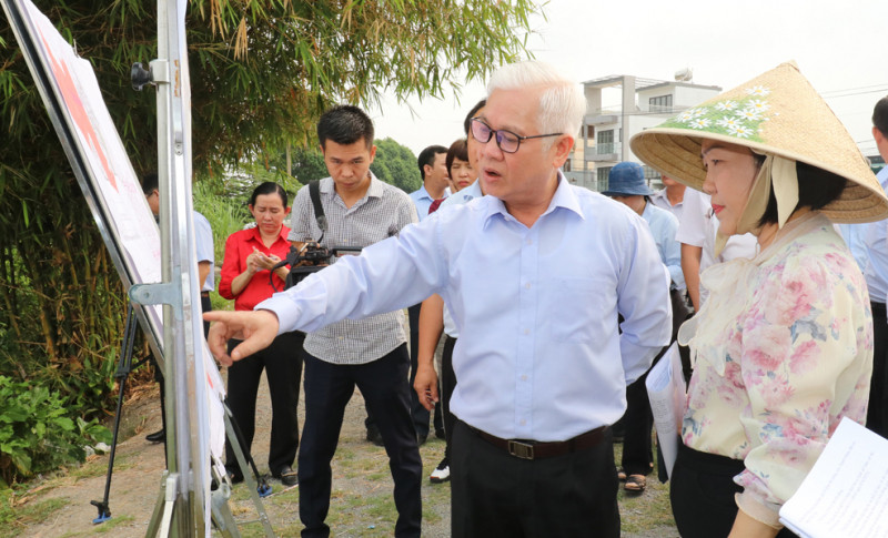 Bí thư Tỉnh uỷ Nguyễn Văn Lợi đang khảo sát tình hình các công trình trên địa bàn TP Thủ Dầu Một